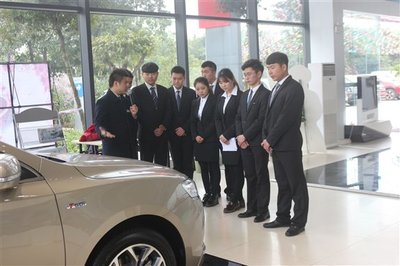 我院成功舉辦“渝鑫吉利杯”汽車營銷大賽，學(xué)生實戰(zhàn)演練汽車銷售技能